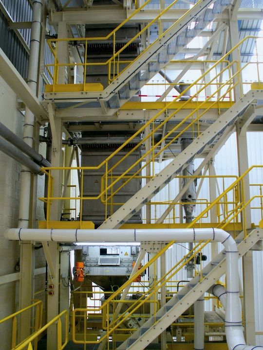 For tests at the Brugelette sugar plant, the Bulk-X-Change bulk materials heat exchanger was installed in parallel to the existing plate heat exchanger and on the same cooling water supply. (Pictures: Coperion Waeschle) For tests at the Brugelette sugar plant, the Bulk-X-Change bulk materials heat exchanger was installed in parallel to the existing plate heat exchanger and on the same cooling water supply. (Pictures: Coperion Waeschle)