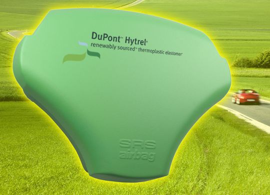 Eine Entwicklungspartnerschaft zwischen Takata-Petri und Du Pont ermöglichte die Markteinführung eines neuen Hytrel RS Typs, des ersten auf nachwachsenden Rohstoffen basierenden thermoplastischen Elastomers für Airbaganwendungen. (Bild: Dupont) Eine Entwicklungspartnerschaft zwischen Takata-Petri und Du Pont ermöglichte die Markteinführung eines neuen Hytrel RS Typs, des ersten auf nachwachsenden Rohstoffen basierenden thermoplastischen Elastomers für Airbaganwendungen. (Bild: Dupont)