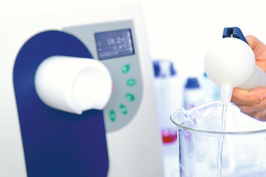 Abb. 1: In der chemischen Analytik, der Pharmaindustrie oder in der molekularbiologischen und medizinischen Forschung ist Reinstwasser eines der wichtigsten Lösungsmittel. Abb. 1: In der chemischen Analytik, der Pharmaindustrie oder in der molekularbiologischen und medizinischen Forschung ist Reinstwasser eines der wichtigsten Lösungsmittel.