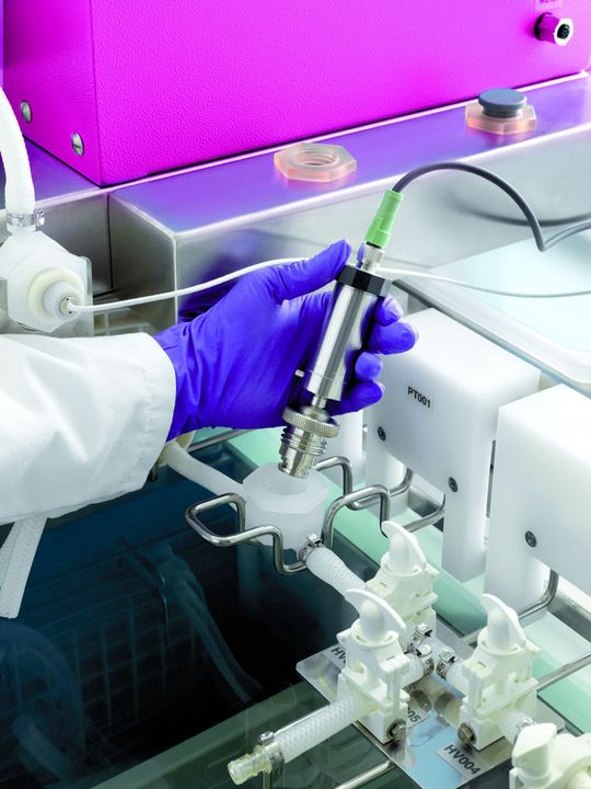 The closed design of integrated single-use solutions minimizes the risks of operator error and contamination, making the quality of user processes less dependent on operator skill and reliability. The closed design of integrated single-use solutions minimizes the risks of operator error and contamination, making the quality of user processes less dependent on operator skill and reliability.