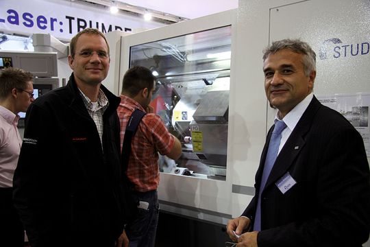 Im Bild Antonio Bottazzo (re., Verkaufsleiter DACH, Fritz Studer AG) mit Marc Colijn (Bereichsleiter Betrieb, Wandfluh AG, Frutigen), A. Bottazzo: «Die Komplettbearbeitung wird auch im Schleifsektor zunehmend nachgefragt.» (Bild: Böhm) Im Bild Antonio Bottazzo (re., Verkaufsleiter DACH, Fritz Studer AG) mit Marc Colijn (Bereichsleiter Betrieb, Wandfluh AG, Frutigen), A. Bottazzo: «Die Komplettbearbeitung wird auch im Schleifsektor zunehmend nachgefragt.» (Bild: Böhm)