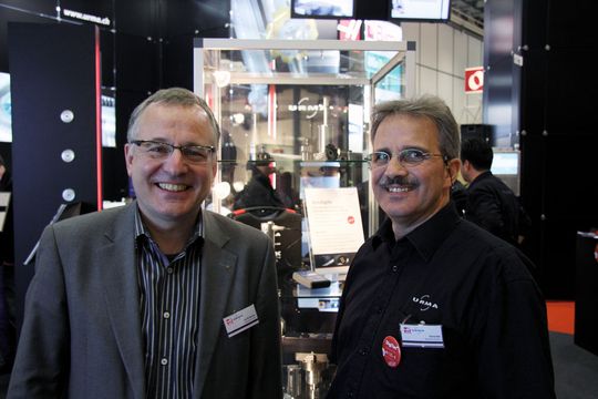 Im Bild Urs W. Berner (li., Direktor) und René Näf (Vizedirektor), R. Näf: «Mit unseren neuen Feinbohrköpfen stossen wir auf ein grosses Interesse der Kundschaft.» (Bild: Böhm) Im Bild Urs W. Berner (li., Direktor) und René Näf (Vizedirektor), R. Näf: «Mit unseren neuen Feinbohrköpfen stossen wir auf ein grosses Interesse der Kundschaft.» (Bild: Böhm)
