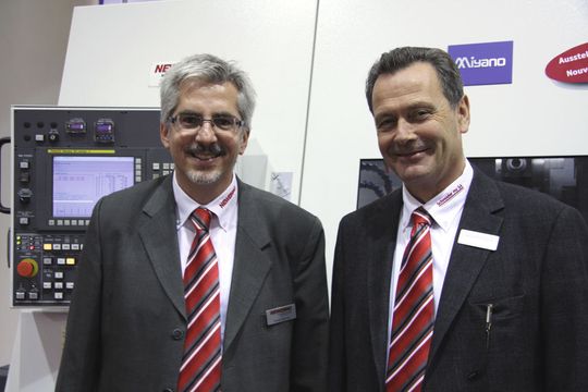 Pirmin Zehnder (li.), Geschäftsführer Newemag und Hugo Tschümperlin, Geschäftsführer Schneider mc SA. Pirmin Zehnder: «Auf unserem Messestand finden Sie immer die technologisch neusten Maschinen.» (Bild: Böhm)