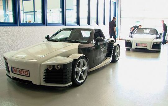 Konzentration auf das Wesentliche: Eine auffällige Fahrzeugarchitektur, moderne Hightech-Materialien sowie hohe Präzision bei der Fertigung kennzeichnen den Leichtbau-Roadster. (Bild: Hoffmann)