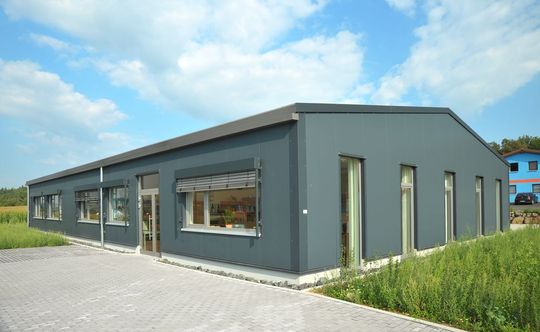 Systemhallen aus Stahl gelten als wirtschaftliche Alternative zum Massivbau. (Bild: Haltec)