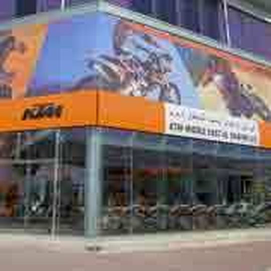 Alles, was man braucht für eine Wüstenrallye: der neue KTM-Flagship-Store in Dubai. Alles, was man braucht für eine Wüstenrallye: der neue KTM-Flagship-Store in Dubai.