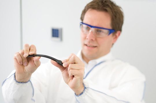 Recycelte Carbonfasern habe eine ähnlich hohe Qualität wie Neufasern. Das demonstriert Carbo-NXT-Prokurist Tim Rademacker anhand einer Polyamidprobe. (Bild: Carbo-NXT)