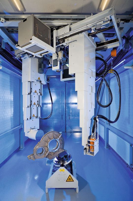 Aufgrund des Hubes von 2 m kann die Röntgenanlage Werkstücke mit einer Größe von 5 m Breite, 2 m Höhe und 2 m Tiefe röntgen. (Bild: Alfatec)