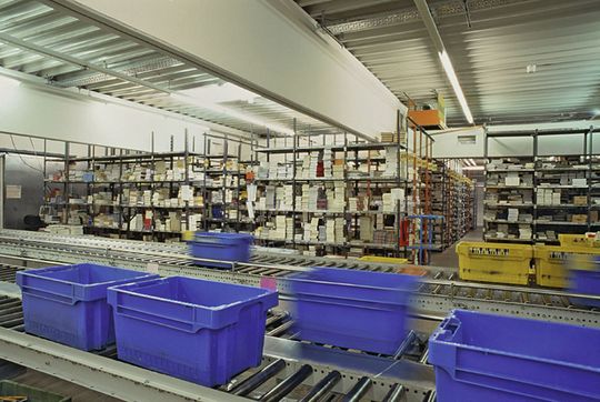 Bild 2: Stringent angewandte Lean-Prinzipien in Fertigung und Montage führen dazu, dass Material in immer kleineren Einheiten und höheren Frequenzen angeliefert werden muss. Bild 2: Stringent angewandte Lean-Prinzipien in Fertigung und Montage führen dazu, dass Material in immer kleineren Einheiten und höheren Frequenzen angeliefert werden muss.
