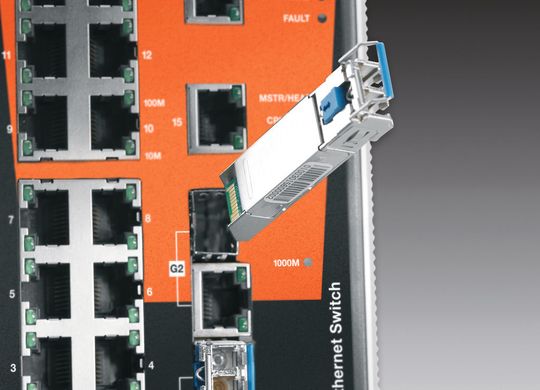 Universelle Anschlussmöglichkeit zum Backbone durch Gigabit-Combo-Ports mit Kupfer- oder LWL-Schnittstellen. (Bild: Weidmüller) Universelle Anschlussmöglichkeit zum Backbone durch Gigabit-Combo-Ports mit Kupfer- oder LWL-Schnittstellen. (Bild: Weidmüller)