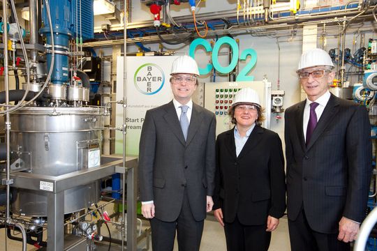 In der CO2-Pilotanlage in Leverkusen (v.l.n.r.): Thomas Rachel, Parlamentarischer Staatssekretär im Bundesministerium für Bildung und Forschung, Svenja Schulze, Ministerin für Innovation, Wissenschaft und Forschung in NRW, Dr. Wolfgang Plischke, Mitglied des Bayer-Vorstandes, zuständig für Innovation, Technologie und Umwelt. (Bild: Bayer) In der CO2-Pilotanlage in Leverkusen (v.l.n.r.): Thomas Rachel, Parlamentarischer Staatssekretär im Bundesministerium für Bildung und Forschung, Svenja Schulze, Ministerin für Innovation, Wissenschaft und Forschung in NRW, Dr. Wolfgang Plischke, Mitglied des Bayer-Vorstandes, zuständig für Innovation, Technologie und Umwelt. (Bild: Bayer)