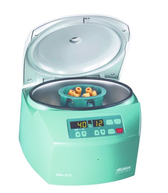 Die EBA 270 kann jeweils sechs gebräuchliche Blutabnahmegefäße oder Urinröhrchen bis zu einem Volumen von 15 ml bei einer maximalen Geschwindigkeit von 4000 Umdrehungen pro Minute zentrifugieren. (Bild: Hettich) Die EBA 270 kann jeweils sechs gebräuchliche Blutabnahmegefäße oder Urinröhrchen bis zu einem Volumen von 15 ml bei einer maximalen Geschwindigkeit von 4000 Umdrehungen pro Minute zentrifugieren. (Bild: Hettich)