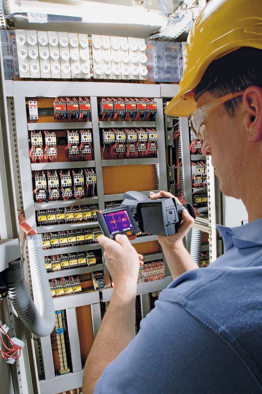Alles in Ordnung im Schaltschrank? Eine Wärmebildkamera beantwortet diese Frage schnell. (Bild: Testo) Alles in Ordnung im Schaltschrank? Eine Wärmebildkamera beantwortet diese Frage schnell. (Bild: Testo)