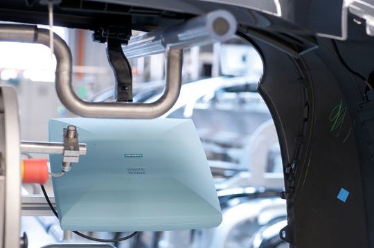Die Funkchip-Unterstützung in der Produktionssteuerung von Stoßfängern bei Rehau hatte einen Return on Invest von nur 18 Monaten. Die Funkchip-Unterstützung in der Produktionssteuerung von Stoßfängern bei Rehau hatte einen Return on Invest von nur 18 Monaten.