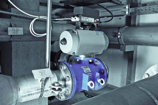 Energieeffizient: pneumatische Antriebe wirken direkt auf das Absperrorgan, während elektrische Antriebe einen Teil der Energie in Wärme umwandeln. (Bild: Festo)