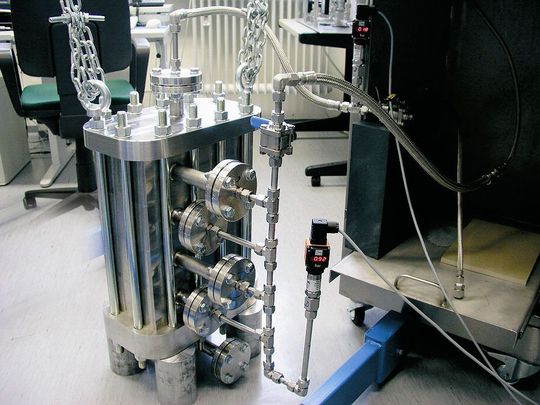 This micro-reactor is not all that small on the outside; its internal workings with micro-mixers and several tens of thousands of micro-channels are “micro”. (Pictures: Forschungszentrum Karlsruhe) This micro-reactor is not all that small on the outside; its internal workings with micro-mixers and several tens of thousands of micro-channels are “micro”. (Pictures: Forschungszentrum Karlsruhe)