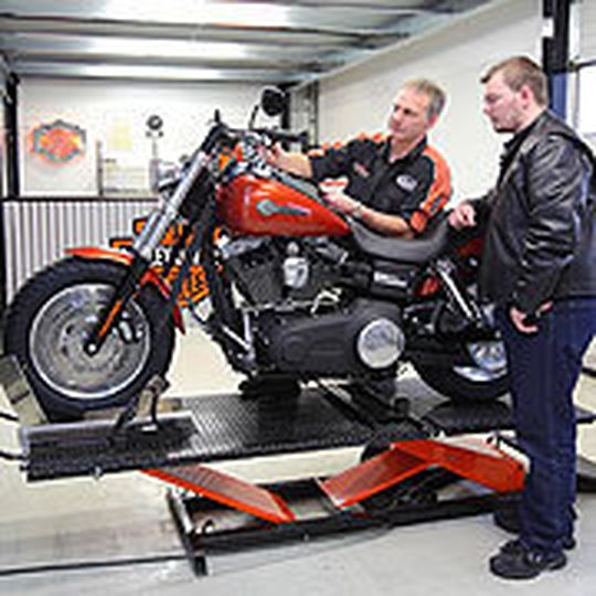Service für Schnellentschlossene: Mit dem Express Lane Service profiliert sich die Werkstatt des Bonner Harley-Händlers. Service für Schnellentschlossene: Mit dem Express Lane Service profiliert sich die Werkstatt des Bonner Harley-Händlers.