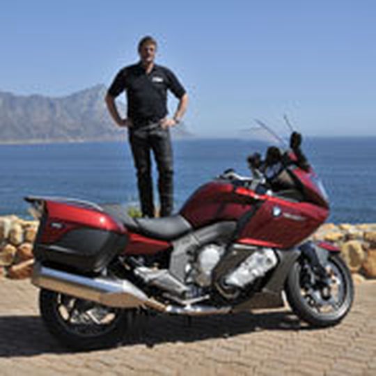 „bike und business“-Chefredakteur Stephan Maderner: „Die BMW K 1600 GT ist ein echtes Performance-Bike und für mich die neue Benchmark im Segment der Superluxustourer.“ „bike und business“-Chefredakteur Stephan Maderner: „Die BMW K 1600 GT ist ein echtes Performance-Bike und für mich die neue Benchmark im Segment der Superluxustourer.“