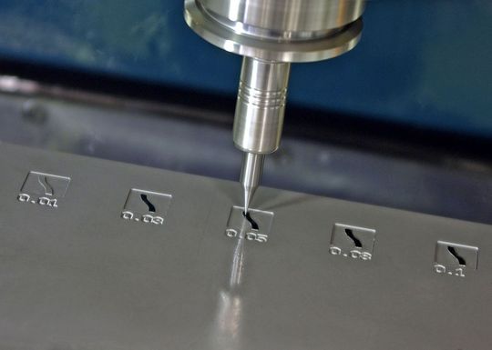 Bild 1: In Polygonspannfutter fixiert, werden für den Formenbau Fräser mit Schneidendurchmessern zwiswchen 0,1 und 0,03 mm vergleichen; zerspant wird Werkzeugstahl mit einer Härte von 58 HRC. (Bild: Schunk) Bild 1: In Polygonspannfutter fixiert, werden für den Formenbau Fräser mit Schneidendurchmessern zwiswchen 0,1 und 0,03 mm vergleichen; zerspant wird Werkzeugstahl mit einer Härte von 58 HRC. (Bild: Schunk)