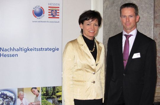 Umweltministerin Lucia Puttrich mit Oliver Ickstadt, der die Charta im Auftrag von Ovalo unterzeichnet hat. (Ovalo) Umweltministerin Lucia Puttrich mit Oliver Ickstadt, der die Charta im Auftrag von Ovalo unterzeichnet hat. (Ovalo)