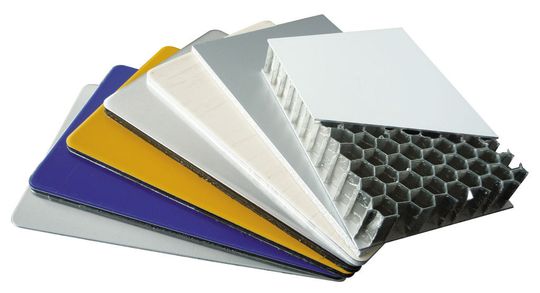 Sandwichtplatten mit Aluminiumdeckblatten und Kunststoff- oder Wabenkern. (Bild: 3A-Composites)