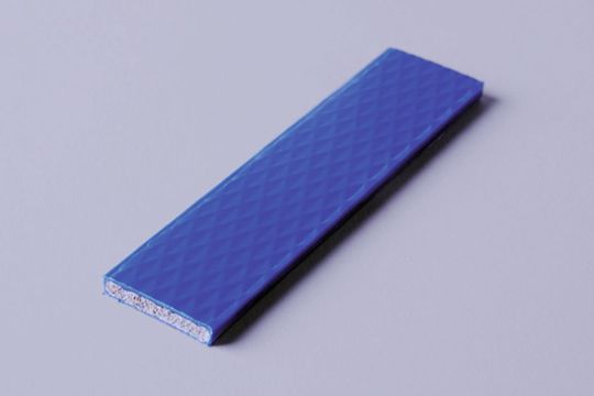 Faserverbund-Profil, ummantelt mit Polypropylen und einer eingeprägten Design-Struktur. (Bild: Faigle) Faserverbund-Profil, ummantelt mit Polypropylen und einer eingeprägten Design-Struktur. (Bild: Faigle)