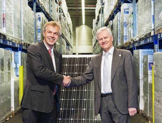 NRW-Umweltminister Johannes Remmel (l.) und Energiebau-Geschäftsführer Michael Schäfer. (Bild: obs/Energiebau Solarstromsysteme) NRW-Umweltminister Johannes Remmel (l.) und Energiebau-Geschäftsführer Michael Schäfer. (Bild: obs/Energiebau Solarstromsysteme)