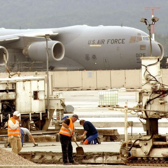 Für die Arbeiten am Vorfeld der Ramstein Air Base mussten die Lkw-Fahrer an speziellen Sicherheitsschulungen teilnehmen und über ausreichend Englischkenntnisse verfügen. Bild: Sievert Handel Transporte Für die Arbeiten am Vorfeld der Ramstein Air Base mussten die Lkw-Fahrer an speziellen Sicherheitsschulungen teilnehmen und über ausreichend Englischkenntnisse verfügen. Bild: Sievert Handel Transporte