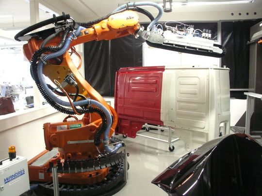 Reinigungssysteme für die Automobilindustrie: Der 6-Achs-Roboter mit der Industrie-Schwertbürste von Wandres ist Tag und Nacht im Technikum im Einsatz. Alle Achsen sind mit verschiedenen Energiezuführungen von Igus ausgerüstet, damit die Leitungen den anspruchsvollen Bewegungen standhalten. Reinigungssysteme für die Automobilindustrie: Der 6-Achs-Roboter mit der Industrie-Schwertbürste von Wandres ist Tag und Nacht im Technikum im Einsatz. Alle Achsen sind mit verschiedenen Energiezuführungen von Igus ausgerüstet, damit die Leitungen den anspruchsvollen Bewegungen standhalten.