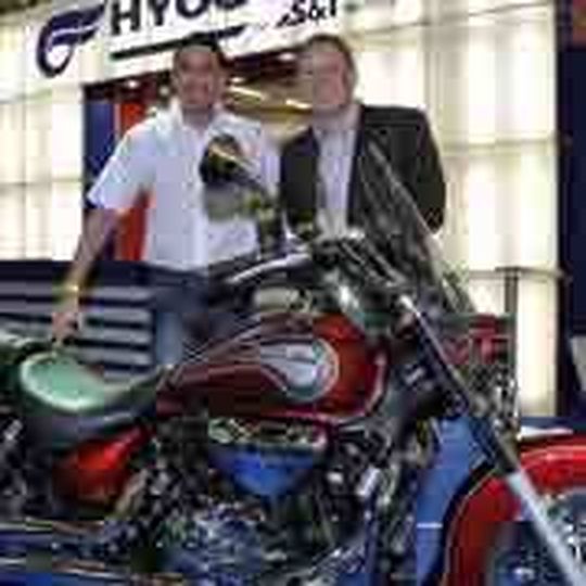 Ratko Bosancic (li.), der neue Außendienst-Mann Hyosung und E-Max für Österreich und Carsten Eckert, Vertriebsleiter der MSA GmbH, zuständig für Deutschland und Österreich. Ratko Bosancic (li.), der neue Außendienst-Mann Hyosung und E-Max für Österreich und Carsten Eckert, Vertriebsleiter der MSA GmbH, zuständig für Deutschland und Österreich.