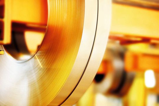 Bild 1: Um die Ummagnetisierungsverluste von nicht kornorientiertem Elektroband zu verringern, wurde der Silizium- und Aluminiumanteil erhöht. (Bild: Thyssen-Krupp Steel Europe) Bild 1: Um die Ummagnetisierungsverluste von nicht kornorientiertem Elektroband zu verringern, wurde der Silizium- und Aluminiumanteil erhöht. (Bild: Thyssen-Krupp Steel Europe)