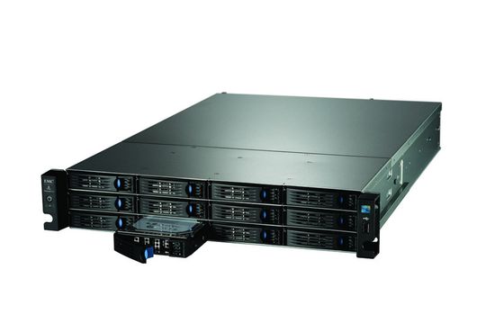 Das StorCenter ix12 von Iomega bietet zwölf Festplatteneinschübe und stellt maximal 24 Terabyte Speicherkapazität zur Verfügung. Das StorCenter ix12 von Iomega bietet zwölf Festplatteneinschübe und stellt maximal 24 Terabyte Speicherkapazität zur Verfügung.