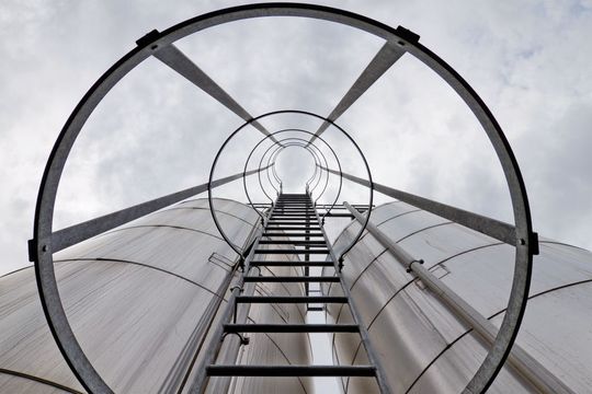 Bei Kolb Hedingen wird die Reaktionsabwärme in diesen Speichern gesammelt und zur Heizung von Tanks und Gebäuden genutzt. (Bilder: Kolb Hedingen)