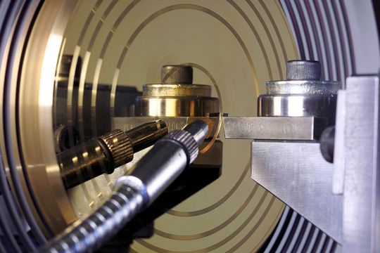 Die thermischen Einflüsse aus dem Prozess ergeben sich vorwiegend aus der Minimalmengenschmierung. Über eine Sprühdüse wird der Prozess geschmiert und ein sicherer Späneabtransport gewährleistet. Die thermischen Einflüsse aus dem Prozess ergeben sich vorwiegend aus der Minimalmengenschmierung. Über eine Sprühdüse wird der Prozess geschmiert und ein sicherer Späneabtransport gewährleistet.