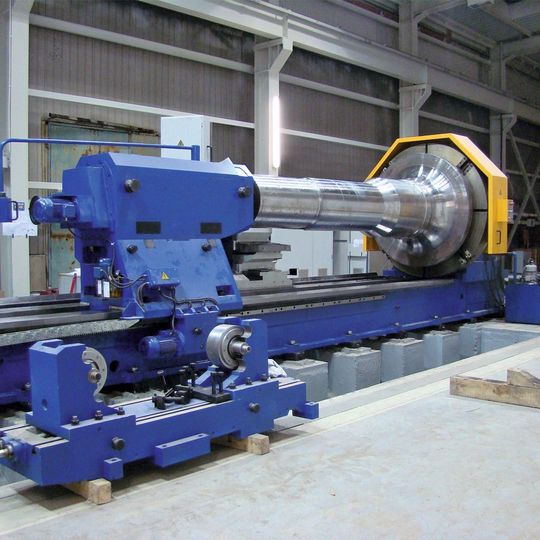 Zerspanung in großen Dimensionen: Aufspannung der Hauptwelle einer Windenergieanlage. (Bild: Iscar)