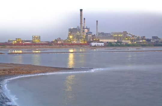 In Mithapur im Bundesstaat Gujarat steht eine der weltweit größten Anlagen für die Produktion von Natriumcarbonat. Betrieben wird sie von Tata Chemicals. (Tata Chemicals)