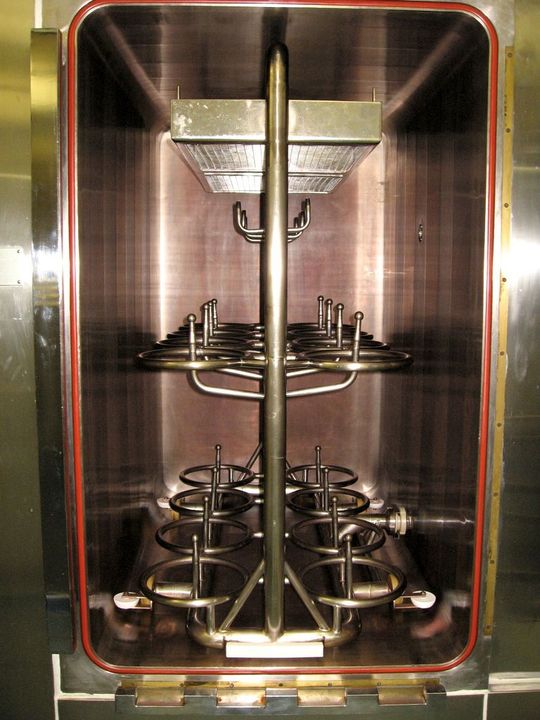 Das neue Mittel erlaubt sowohl Flutverfahren wie auch Sprühdüseneinsatz oder Zirkulation durch Rohre. Autoklaven lassen sich so schnell und sicher reinigen. 1. Bild: Autoklav vor der Reinigung. (Bilder: Ateco)