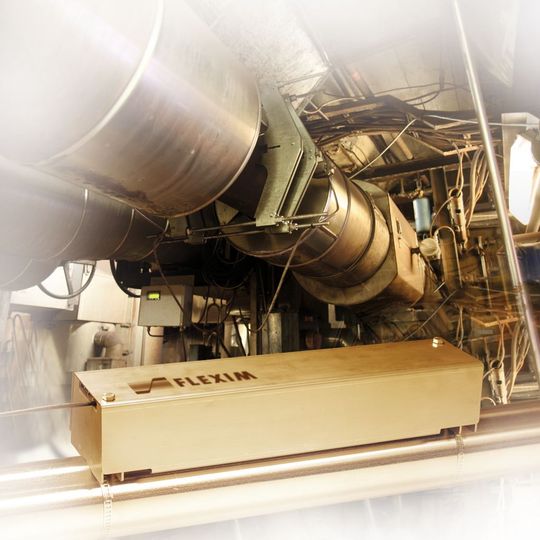 Staying on the safe side: clamp-on ultrasonic sensors mounted on the outside detect the flow of dilute acid and boiler feed water. The WaveInjector extends the application range to 400 °C. (Pictures: Flexim) Staying on the safe side: clamp-on ultrasonic sensors mounted on the outside detect the flow of dilute acid and boiler feed water. The WaveInjector extends the application range to 400 °C. (Pictures: Flexim)