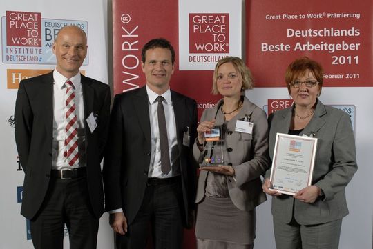Freuen sich über die Auszeichnung für elobau (von links): Klaus Schlicht, Michael Hetzer, Bettina Baron, Beate Hernandez Freuen sich über die Auszeichnung für elobau (von links): Klaus Schlicht, Michael Hetzer, Bettina Baron, Beate Hernandez