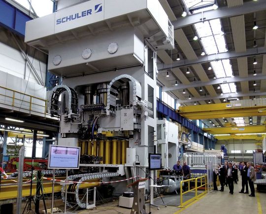 Mit der neuen hydraulischen Presse für faserverstärkte Kunststoffe (CFK) will der Pressenbauer Schuler seine Tadition im automobilen Leichtbau nach Warmumformung und IHU fortsetzen. (Bild: Kuhn) Mit der neuen hydraulischen Presse für faserverstärkte Kunststoffe (CFK) will der Pressenbauer Schuler seine Tadition im automobilen Leichtbau nach Warmumformung und IHU fortsetzen. (Bild: Kuhn)