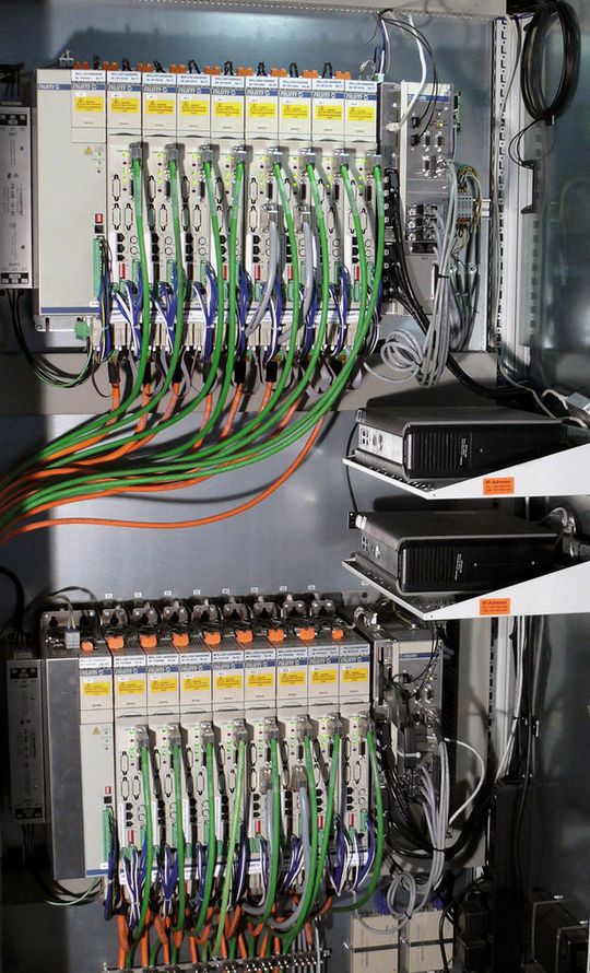 Armoire des appareils pour la commande de 16 axes numériques. (Image: NUM) Armoire des appareils pour la commande de 16 axes numériques. (Image: NUM)