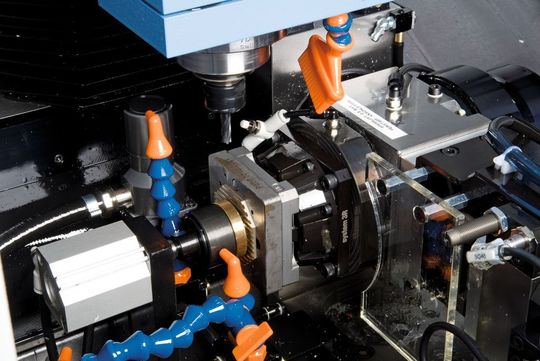 Diviseur 4ème axe avec bascule verticale/horizontale : une autre particularité d’automatisation d’Almac. (Image: Micronarc & Almac) Diviseur 4ème axe avec bascule verticale/horizontale : une autre particularité d’automatisation d’Almac. (Image: Micronarc & Almac)