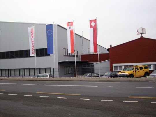 Neubau: Links die 12,5 Meter hohe Maschinenhalle. Neubau: Links die 12,5 Meter hohe Maschinenhalle.