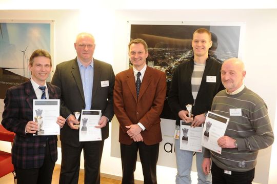 Die Gewinnern der „Ideen-Oskars“: Werner Mechler (li.), Ullrich Ruth (2.v.li.), Jörg Landmann (2.v.re.) und Manfred Münch (re.), mit ABB-Vorstand Markus Ochsner (Mitte) Die Gewinnern der „Ideen-Oskars“: Werner Mechler (li.), Ullrich Ruth (2.v.li.), Jörg Landmann (2.v.re.) und Manfred Münch (re.), mit ABB-Vorstand Markus Ochsner (Mitte)