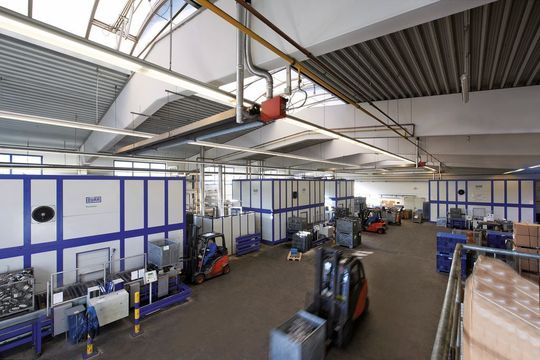 Ein Verfahren für alle Teile: VIA Oberflächentechnik setzt auf Lösemittel-Anlagen. Die Lösemittelreinigung entfernt Verschmutzung unterschiedlichster Art, insbesondere fettige oder ölige Schutzfilme. Bild: Dürr Ecoclean Ein Verfahren für alle Teile: VIA Oberflächentechnik setzt auf Lösemittel-Anlagen. Die Lösemittelreinigung entfernt Verschmutzung unterschiedlichster Art, insbesondere fettige oder ölige Schutzfilme. Bild: Dürr Ecoclean