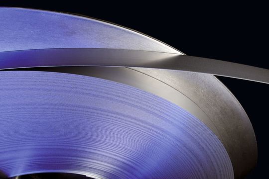 n einem integrierten Prozess wird ein Bandabschnitt... (Bild: Fact-Werbeagentur)