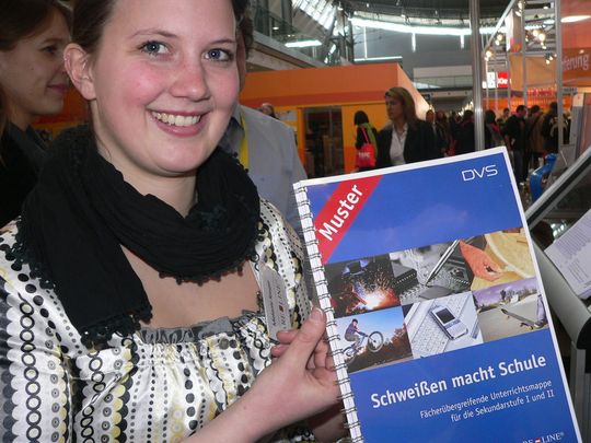 Die Unterrichtsmappe wird derzeit in einer Pilotphase an ausgewählten Schulen getestet. Ziel der Initiative ist es, dem Fachkräftemangel der Branche entgegenzuwirken. (Bild: DVS)