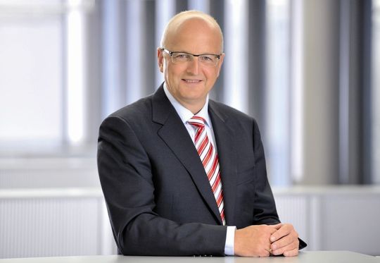 CEO Rolf Schwirz hat die Weichen für Fujitsu neu gestellt. CEO Rolf Schwirz hat die Weichen für Fujitsu neu gestellt.