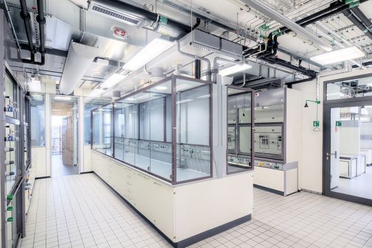 Abb. 1: Der Kohlendioxid-Ausstoß konnte durch Maßnahmen wie Wärmerückgewinnung oder Luftmengen-Reduzierung um 80 Prozent gegenüber Vergleichslaboren reduziert werden. (Bild: Jörg Stanzick, Carpus+Partner) Abb. 1: Der Kohlendioxid-Ausstoß konnte durch Maßnahmen wie Wärmerückgewinnung oder Luftmengen-Reduzierung um 80 Prozent gegenüber Vergleichslaboren reduziert werden. (Bild: Jörg Stanzick, Carpus+Partner)