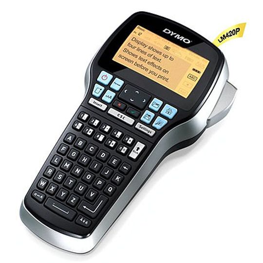 Der Etikettendrucker Dymo Labelmanager 420P überzeugte unter anderem mit der ergonomisch gestalteten Grifffläche, die sicher in der Hand liegt. Bild: Dymo Der Etikettendrucker Dymo Labelmanager 420P überzeugte unter anderem mit der ergonomisch gestalteten Grifffläche, die sicher in der Hand liegt. Bild: Dymo